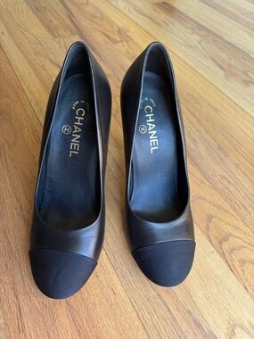 CHANEL Black Leather Pumps with Matte Cap-Toe